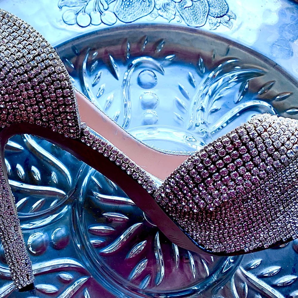 Gorgeous rhinestone pumps
fully encrusted with matching purse. - size 8 1/2 - Picture 11 of 16